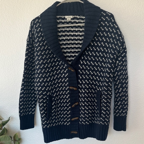 L.L. Bean Navy and Cream 100% lambs wool Ragg toggle button cardigan sweater! - Picture 3 of 10